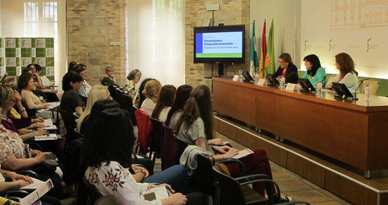 Momento de las Jornadas Feministas en el Palacio Provincial