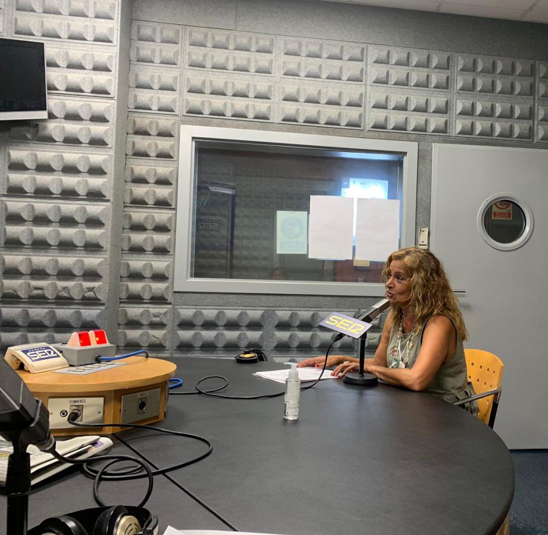 Carmela Silva en los estudios de Radio Vigo