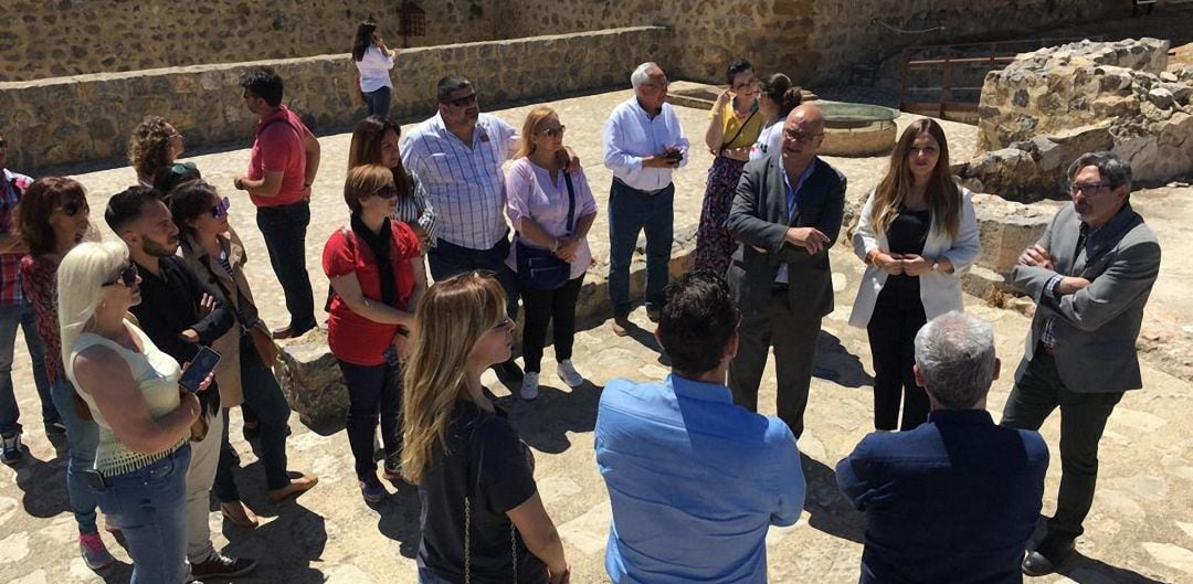 La delegada de Turismo, Raquel Morales, en el centro, junto a Manuel Fernández, diputado del área y el alcalde de Alcaudete, Valeriano Bermúdez.