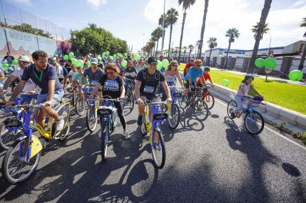 El alcalde, Augusto Hidalgo (centro), en la Fiesta de la Bicicleta de Las Palmas de Gran Canaria.