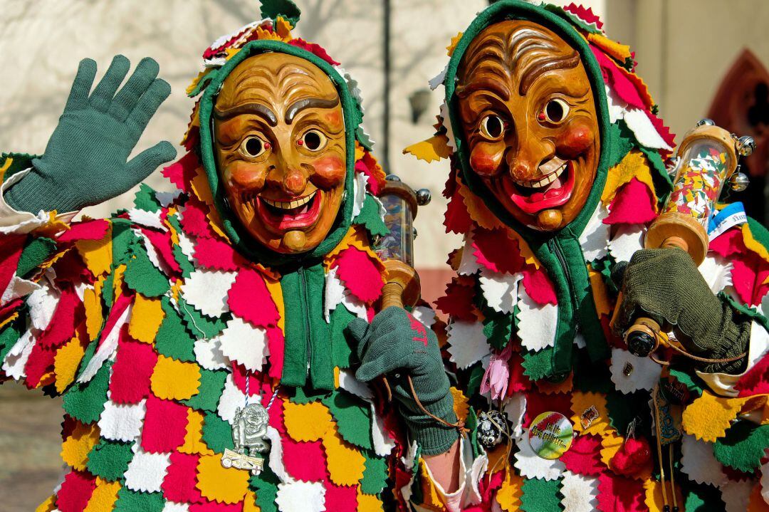 Dos personas celebran los carnavales en una imagen de archivo.