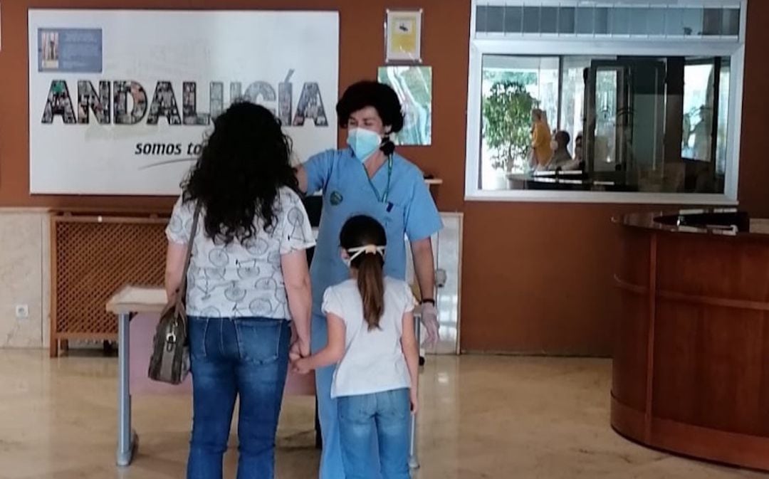 Una sanitaria aplica las medidas de prevención frente al covid-19 en el hospital de Úbeda