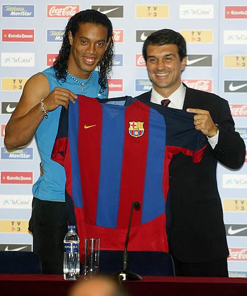 Ronaldinho y Laporta el día de la presentación azulgrana.
