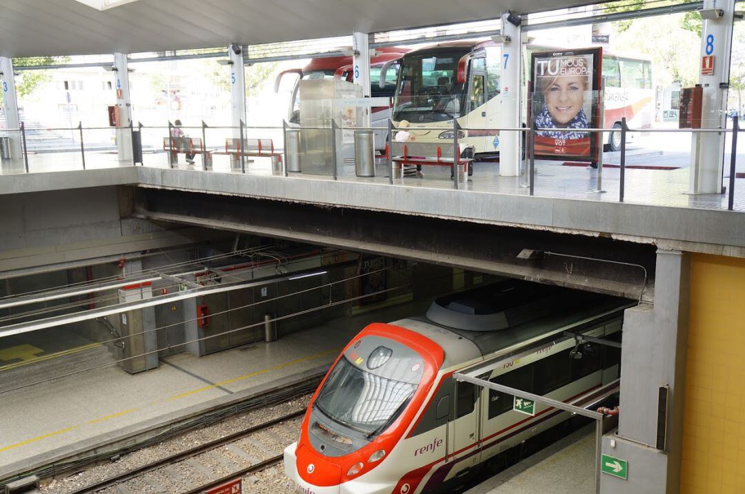 Tren de cercanías en la estación de Gandia. 