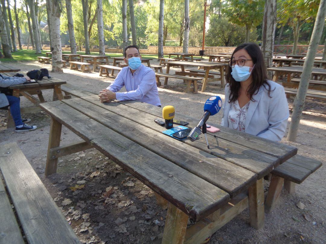 Laura Domínguez y Andrés Gonzalo comparecían esta mañana ante los medios de comunicación en el parque El Barriles