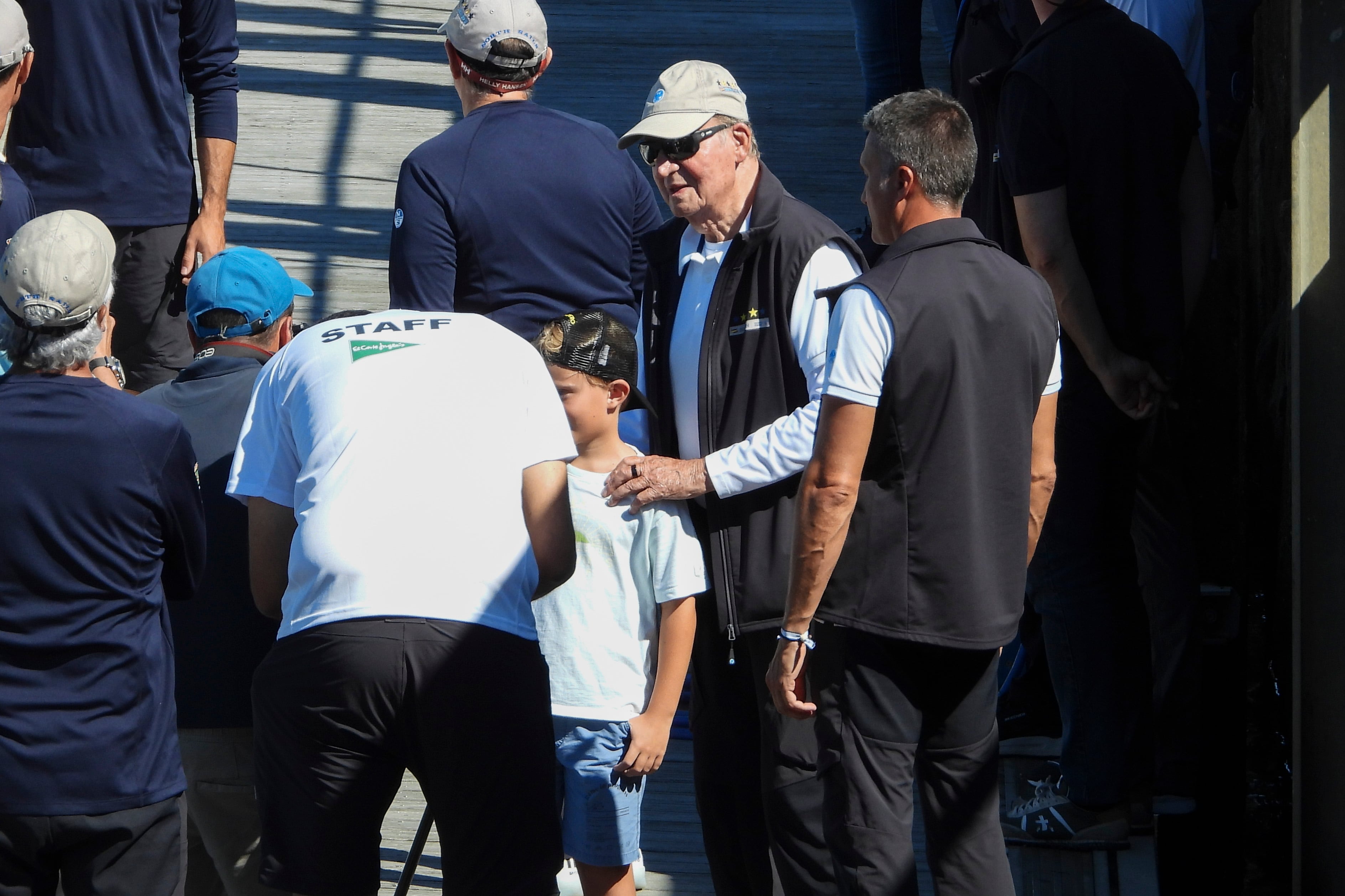 SANXENXO, PONTEVEDRA, 30/09/2023.- El Rey Juan Carlos, esta tarde en el Club Náutico de Sanxenxo, antes de navegar en la VIII Regata Rey Juan Carlos I Corte Inglés. EFE/Lavandeira jr