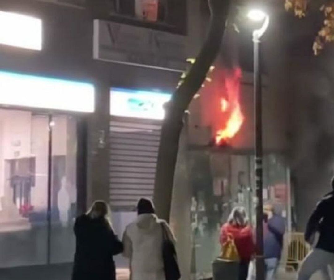 Las llamas llegaron a salir del propio local incendiado y subir peligrosamente por la fachada