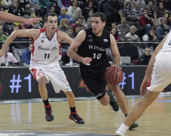 GRA107. BILBAO, 08/02/2015.- El base del Bilbao Basket, Quino Colom (d), es perseguido por el base del Bruixa D´Or Manresa Alex Hernández (i), durante el partido de la vigesima jornada de la Liga Endesa disputado entre ambos equipos en el Bilbao Arena. EF