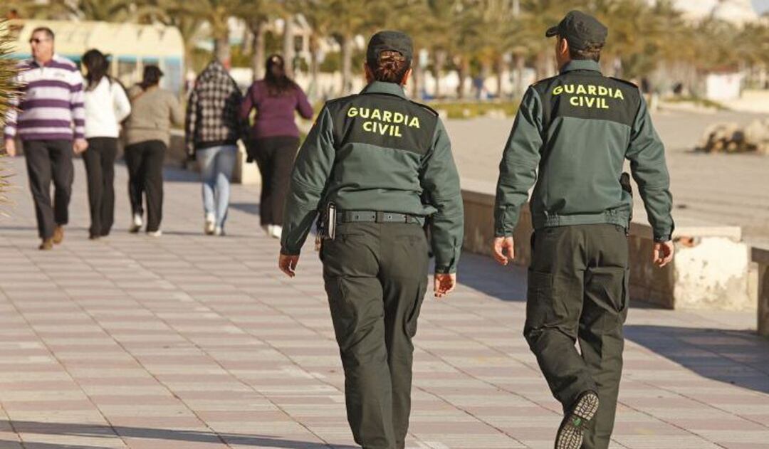 Dos agentes de la Guardía Civil