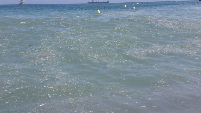 La suciedad en la playa de la Malagueta