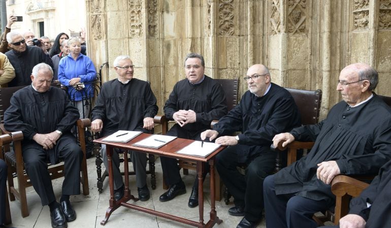 El Presidente del Tribunal de las Aguas, José Font, junto al Alcalde Ribó (a su derecha) y el Conseller Manuel Alcaraz (a su izquierda)