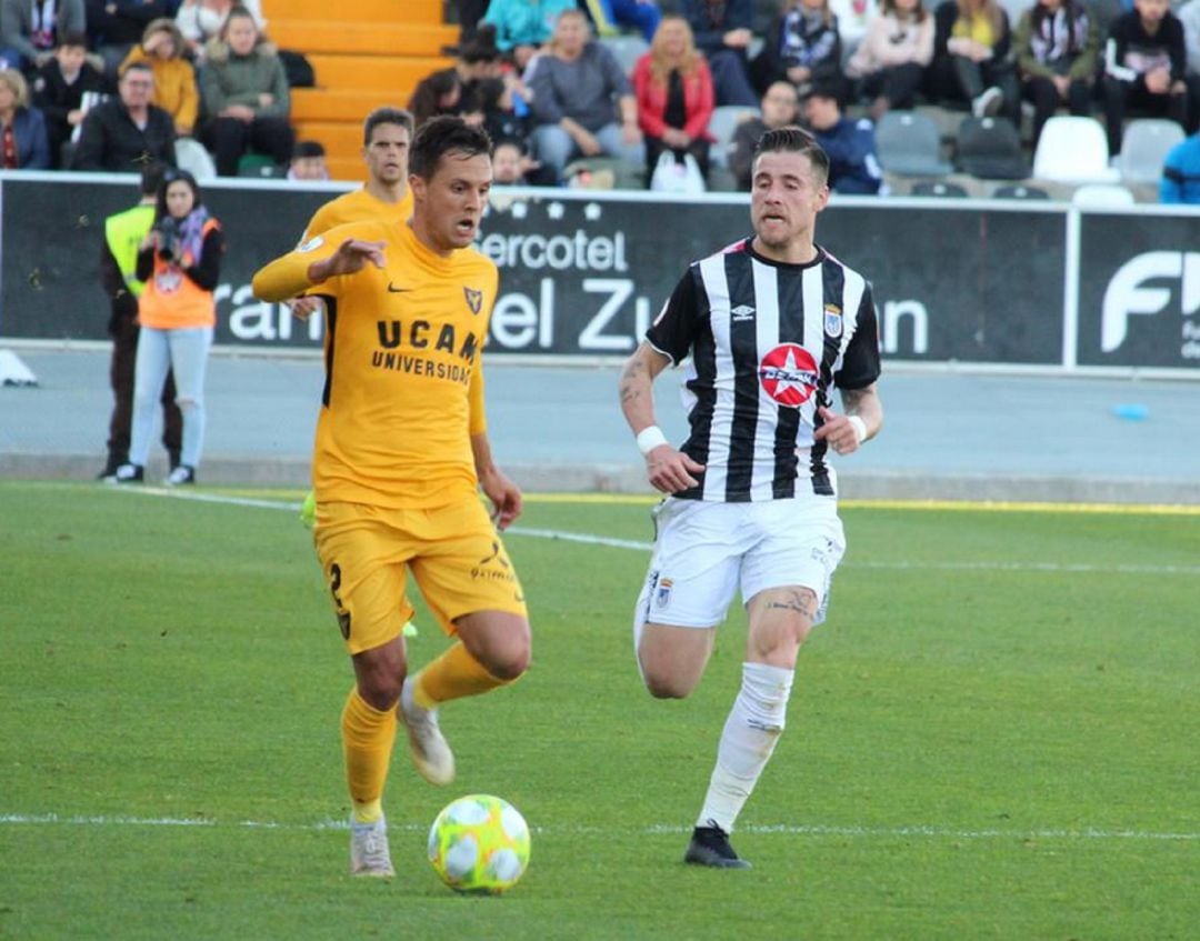 Adán Gurdiel conduciendo el balón