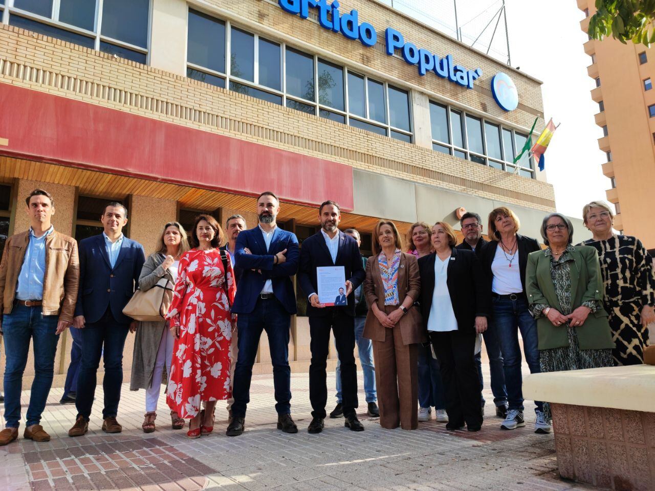 El candidato del PSOE a las elecciones municipales, Daniel Pérez, pide un cara a cara al candidato a la relección, Francisco de la Torre, ante la sede del Partido Popular, en la Avenida de Andalucía (Málaga)