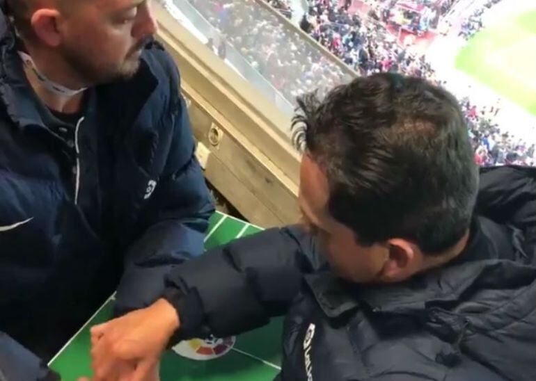 César y José Richard, durante el partido entre el Barça y el Girona del Camp Nou