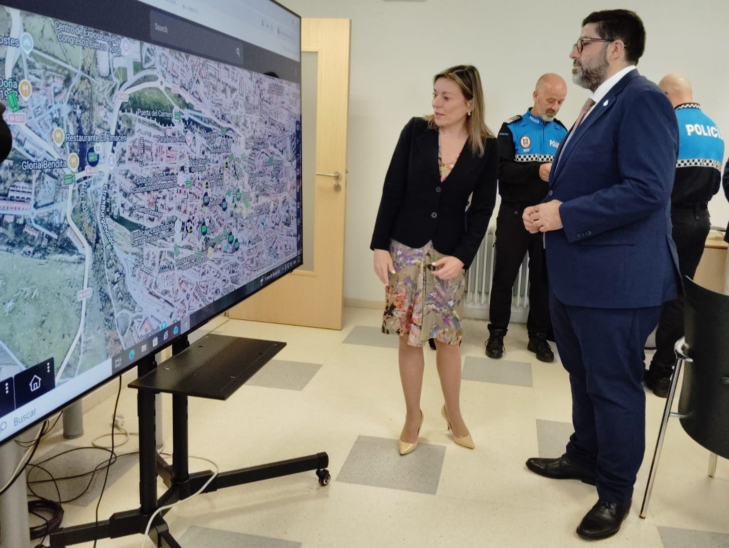 Eva Labarta, directora para el sur de Europa de Axon y Jesús Manuel Sánchez Cabrera, alcalde de Ávila, durante la presentación de FUSUS