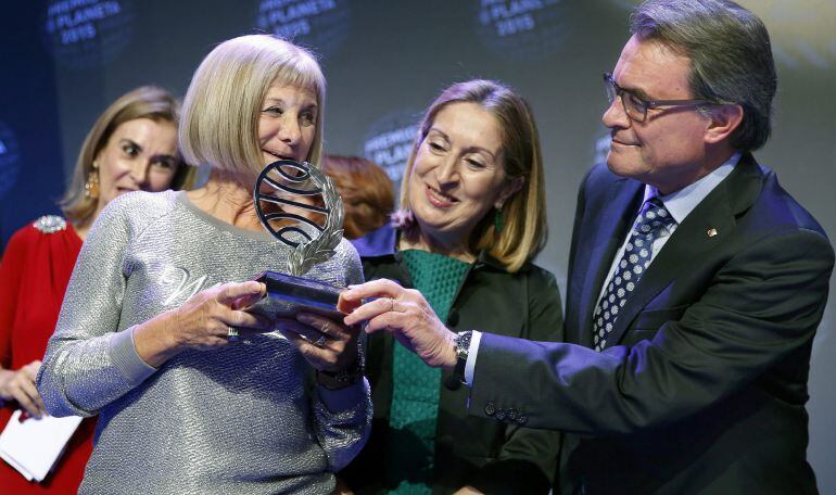 Alicia Giménez-Bartlett recibe el Premio Planeta, manos del presidente de la Generalitat, Artur Mas, y la ministra de Fomento, Ana Pastor 