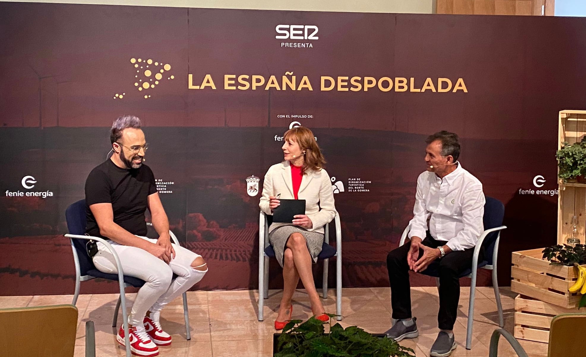 Juan Pedro Chavez Mora, peluquero y esteticista, y José Antonio Correa, agente energético de Feníe Energía. (Cadena SER).