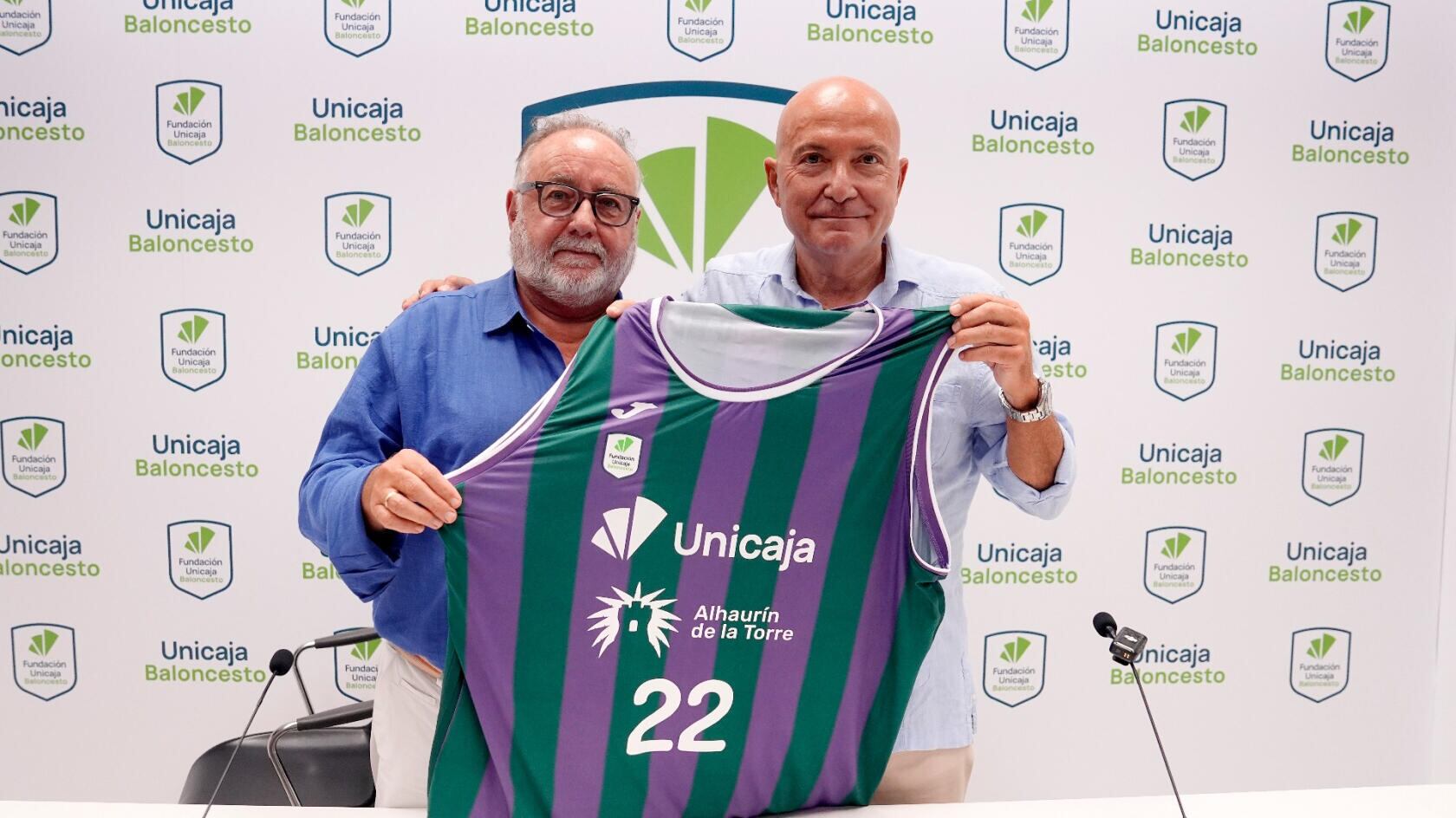 El alcalde de Alhaurín de la Torre, Joaquín Vilanova, a la derecha, junto al presidente del Unicaja, Antonio Jesús López Nieto, en la presentación del acuerdo