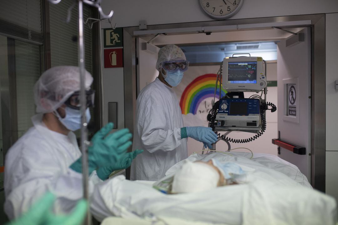 Un paciente de COVID-19 atendido por personal sanitario. 