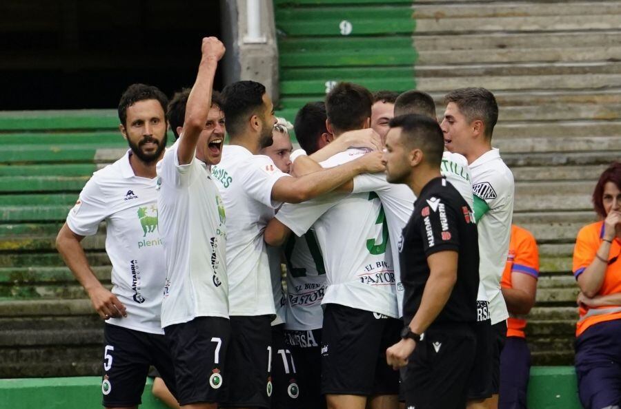 Los futbolistas del Racing celebran uno de los goles al Eibar.