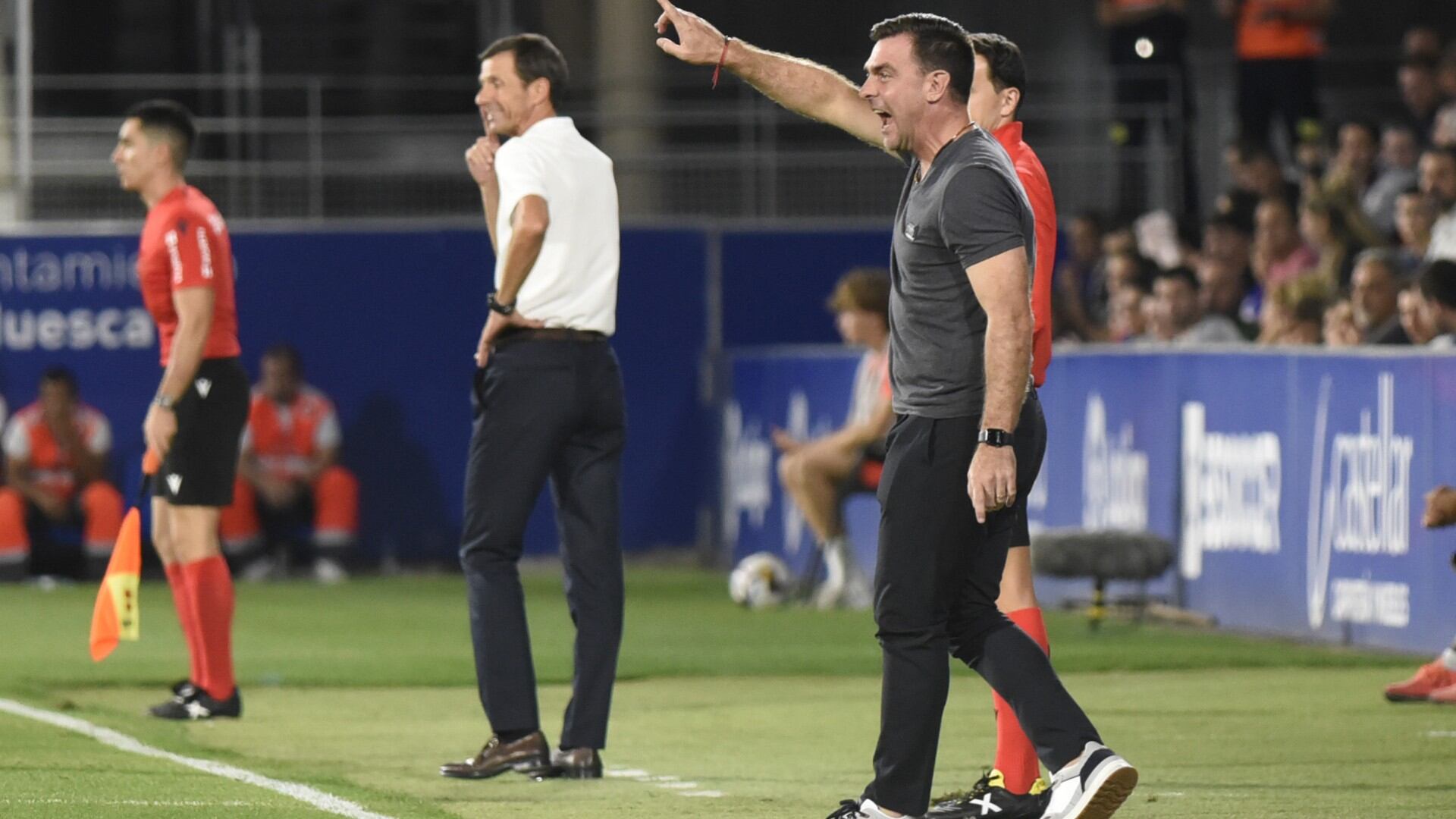 Pablo Guede da señales en la banda de El Alcoraz