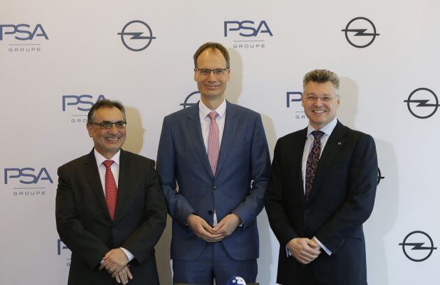 El CEO de Opel, Michael Lohscheller, junto a Antonio Cobo, director general de Opel España y de la planta de Figueruelas (izquierda) y Jonathan Akeroyd, director general comercial de Opel España (derecha)