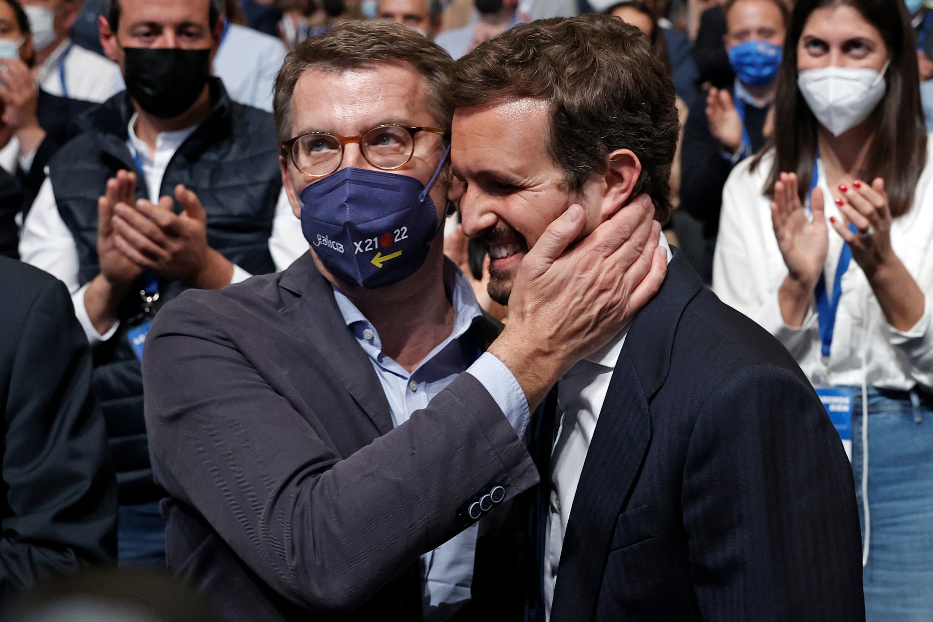 El presidente de Galicia, Alberto Núñez Feijóo (i), y el actual presidente del PP, Pablo Casado (d), durante el XX Congreso Nacional del partido en Sevilla.