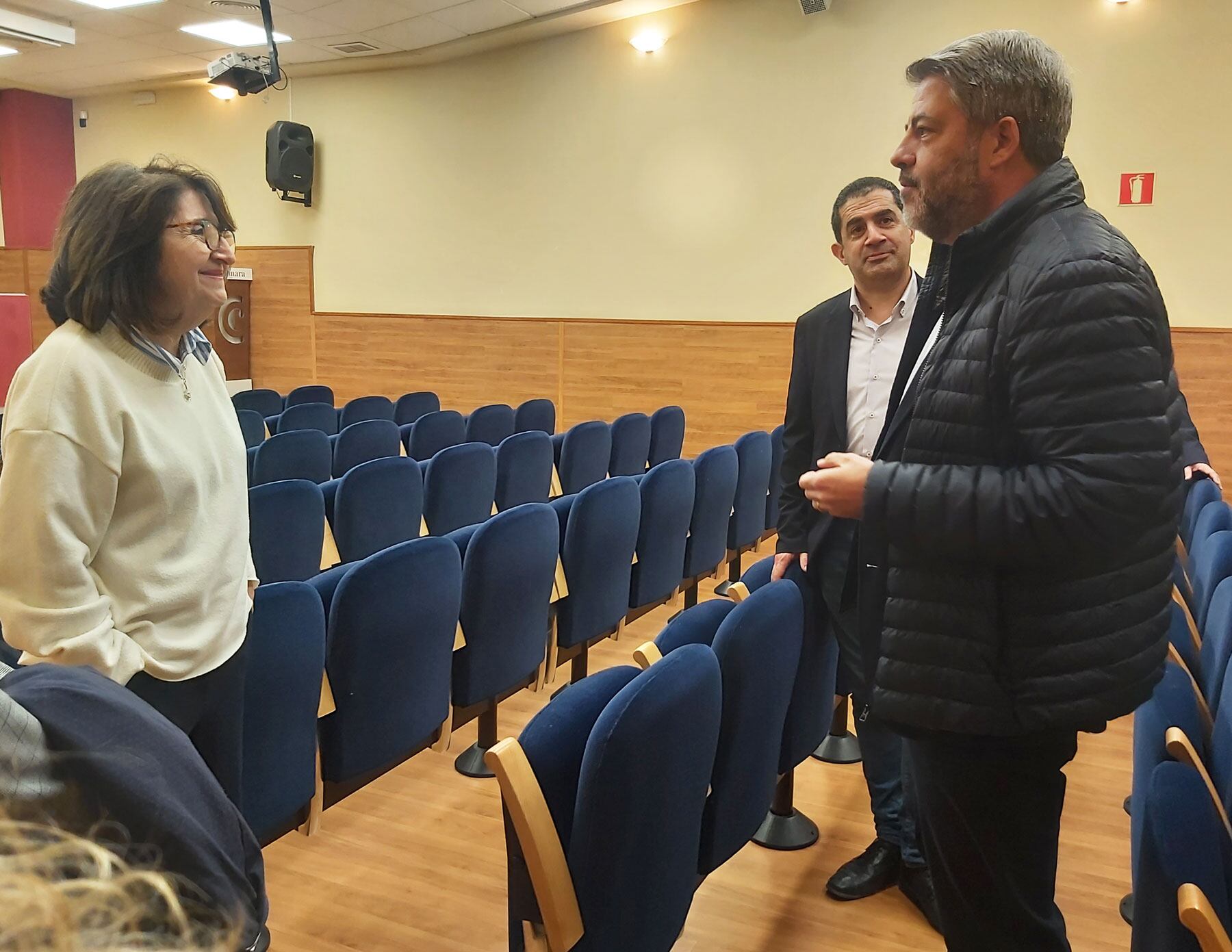 La rectora en su visita al edificio de la Cámara de Comercio conversando con el alcalde de Alcoy y con el presidente de la Cámara en su salón de actos