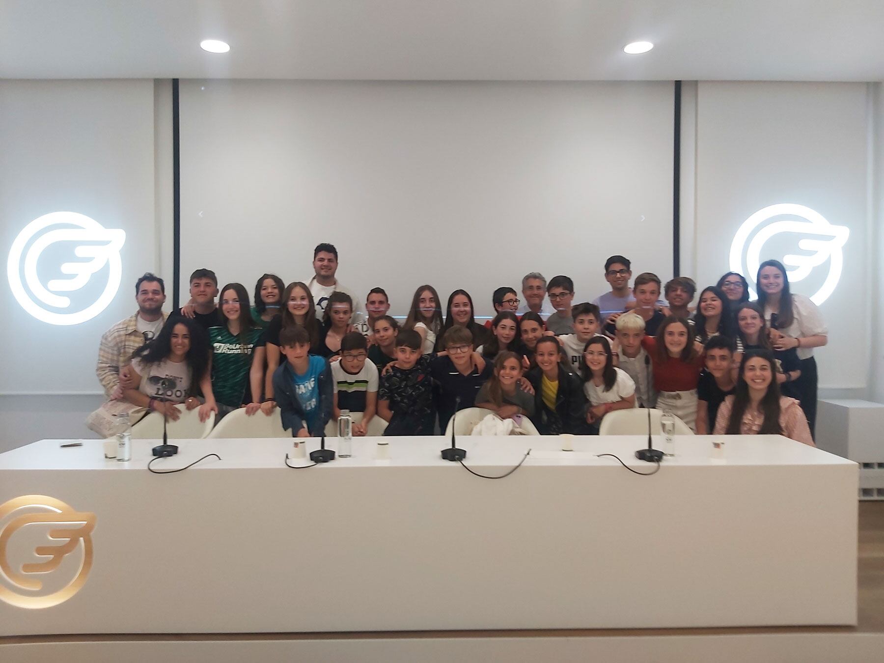 Foto de familia de los asistentes a la presentación en el salón de actos de Fundación Mutua Levante