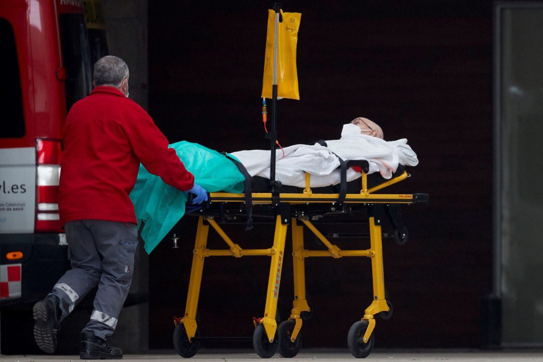Un técnico de emergencias traslada a un paciente en la zona de urgencias del Hospital Universitario de Bellvitge este lunes