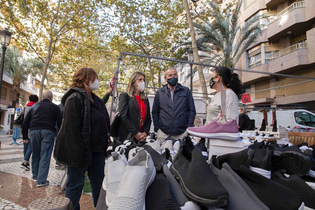 Mercadillo de los martes en el Passeig de les Germanies de Gandia 