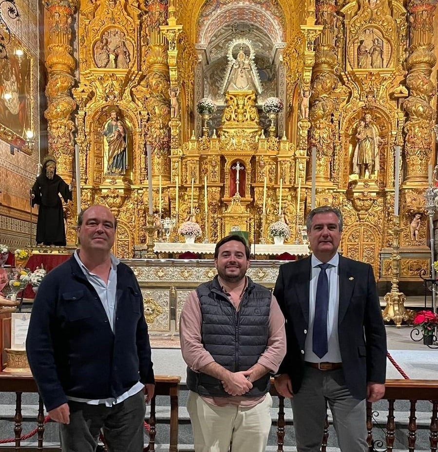 De izquierda a derecha, el historiador Julio Mayo, José Manuel Peña y el hermano mayor de Consolación de Utrera, Rafael Rojas