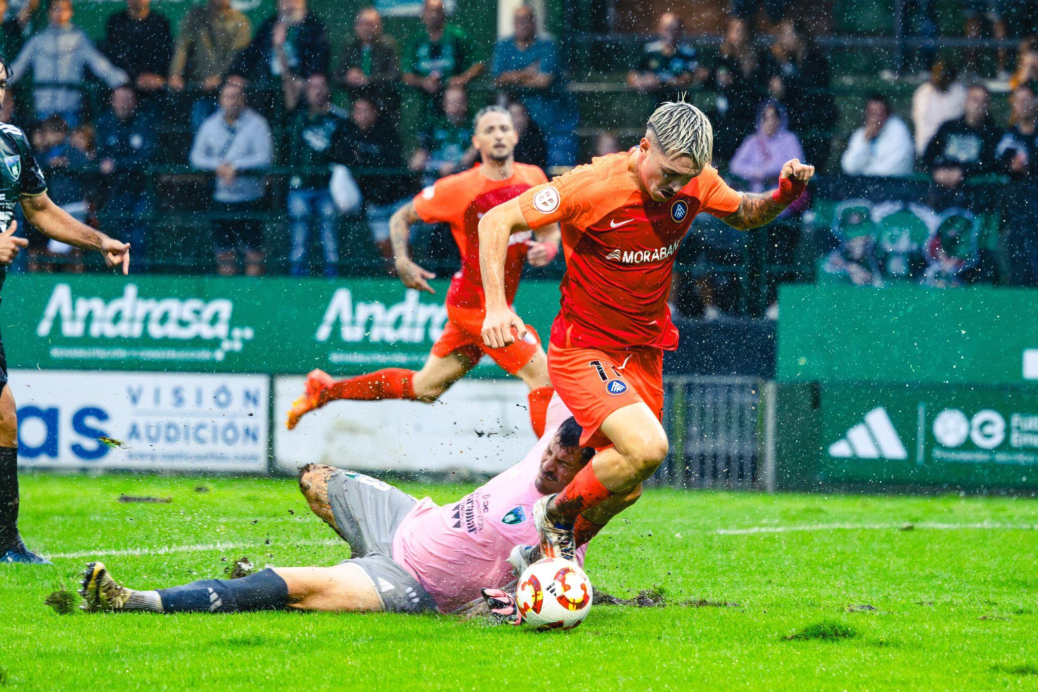 Un moment del partit entre el Sestao i l'FC Andorra sota una intensa pluja.