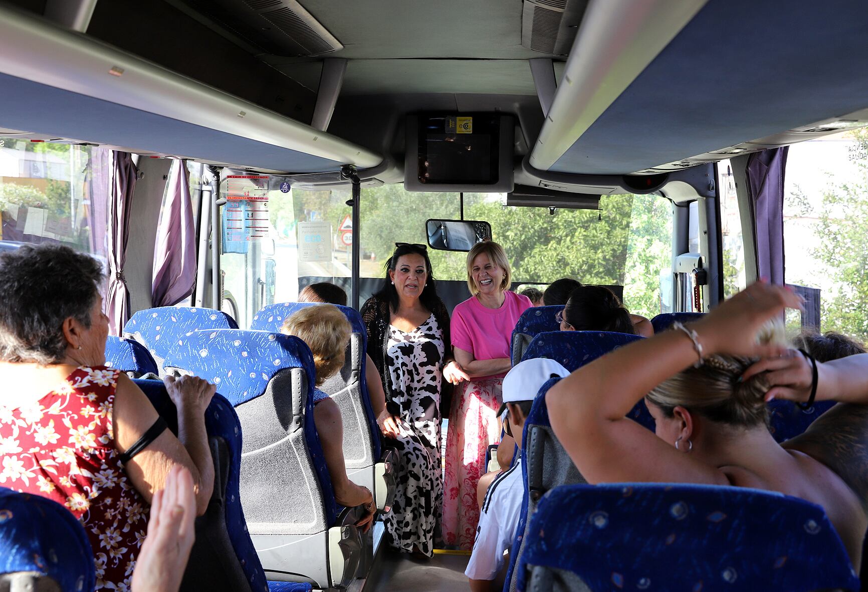 La alcaldesa de Jerez en uno de los autobuses en Torremelgarejo