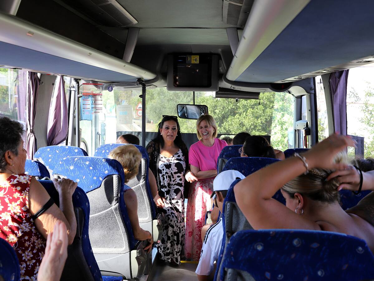 Más de 7.000 usuarios se suben al autobús en la zona rural para ir a la playa