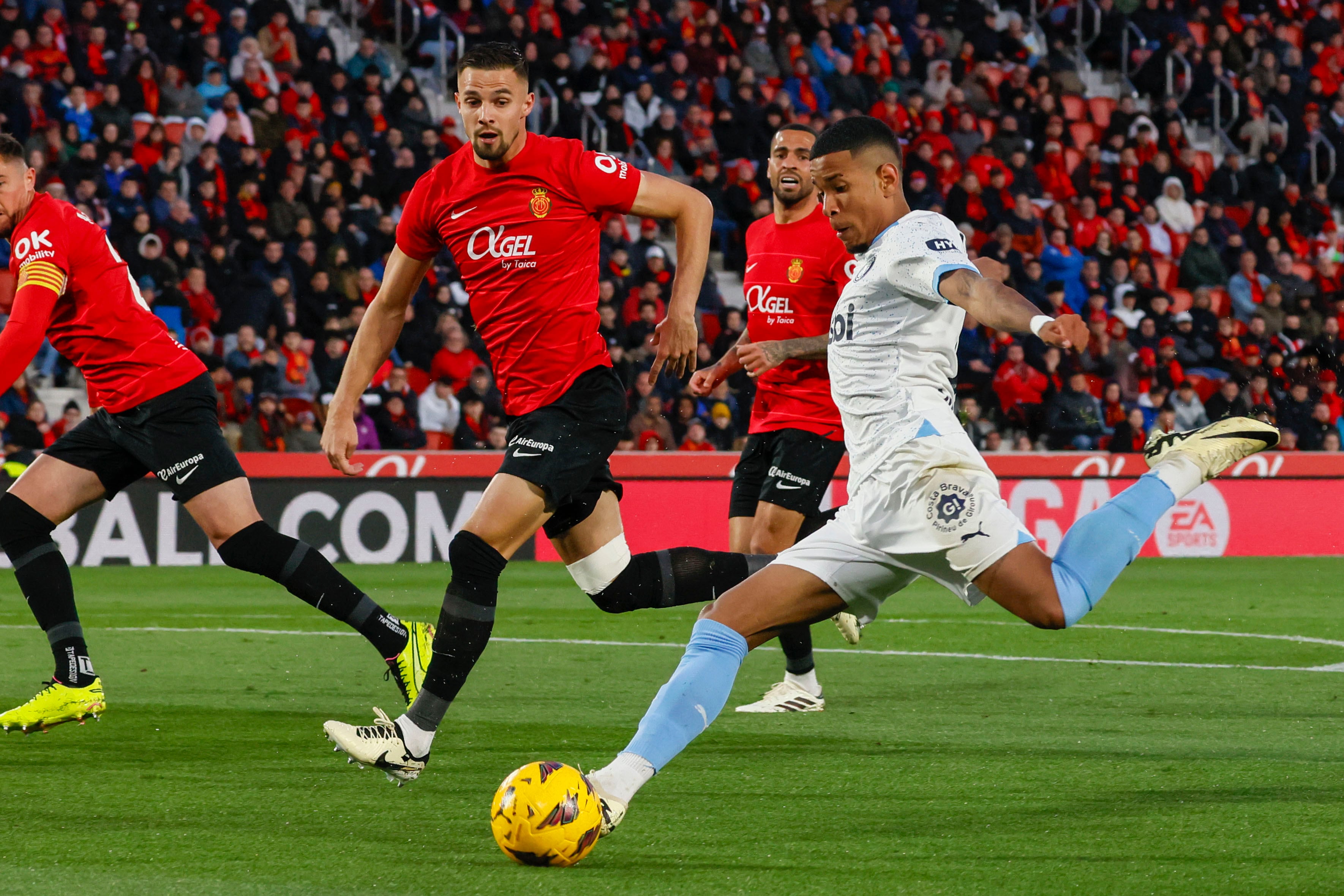 PALMA DE MALLORCA, 03/03/2024.- El delantero brasileño del Girona, Sávio (d), se dispone a golpear el balón ante el defensa eslovaco del Mallorca, Martin Valjent, durante el encuentro correspondiente a la jornada 27 de Primera División que Mallorca y Girona disputan hoy Domingo en el estadio de Son Moix, en la capital balear. EFE / CATI CLADERA.
