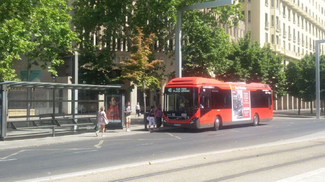 Autobús urbano de Zaragoza en la Plaza Aragón 