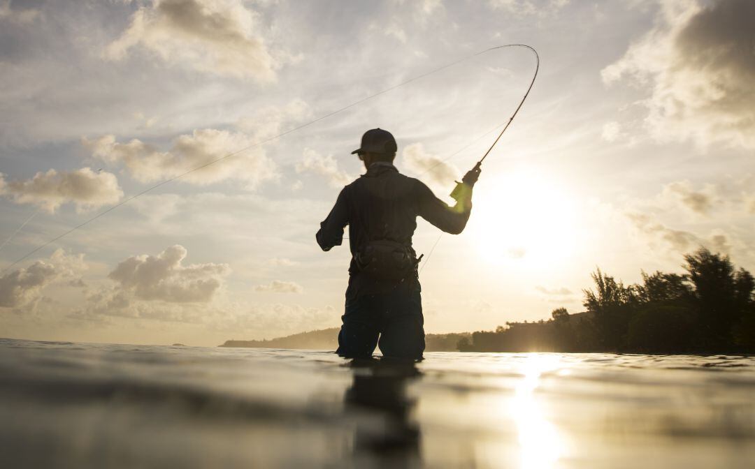 Un hombre practicando pesca deportiva. 