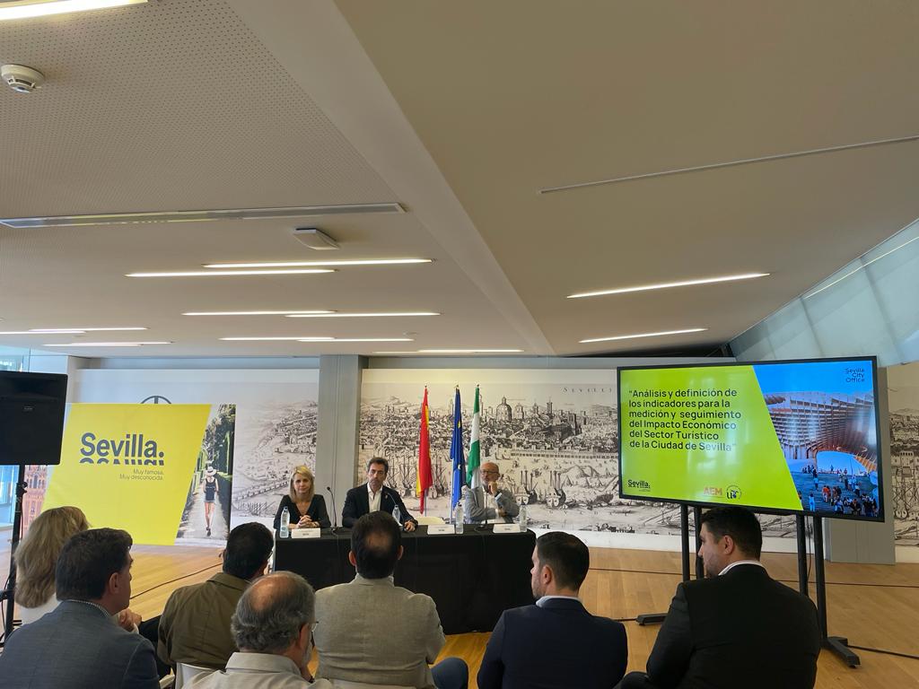 Acto de presentación del primer trabajo de investigación para la medición integral del turismo de Sevilla en la sede de Sevilla City Office