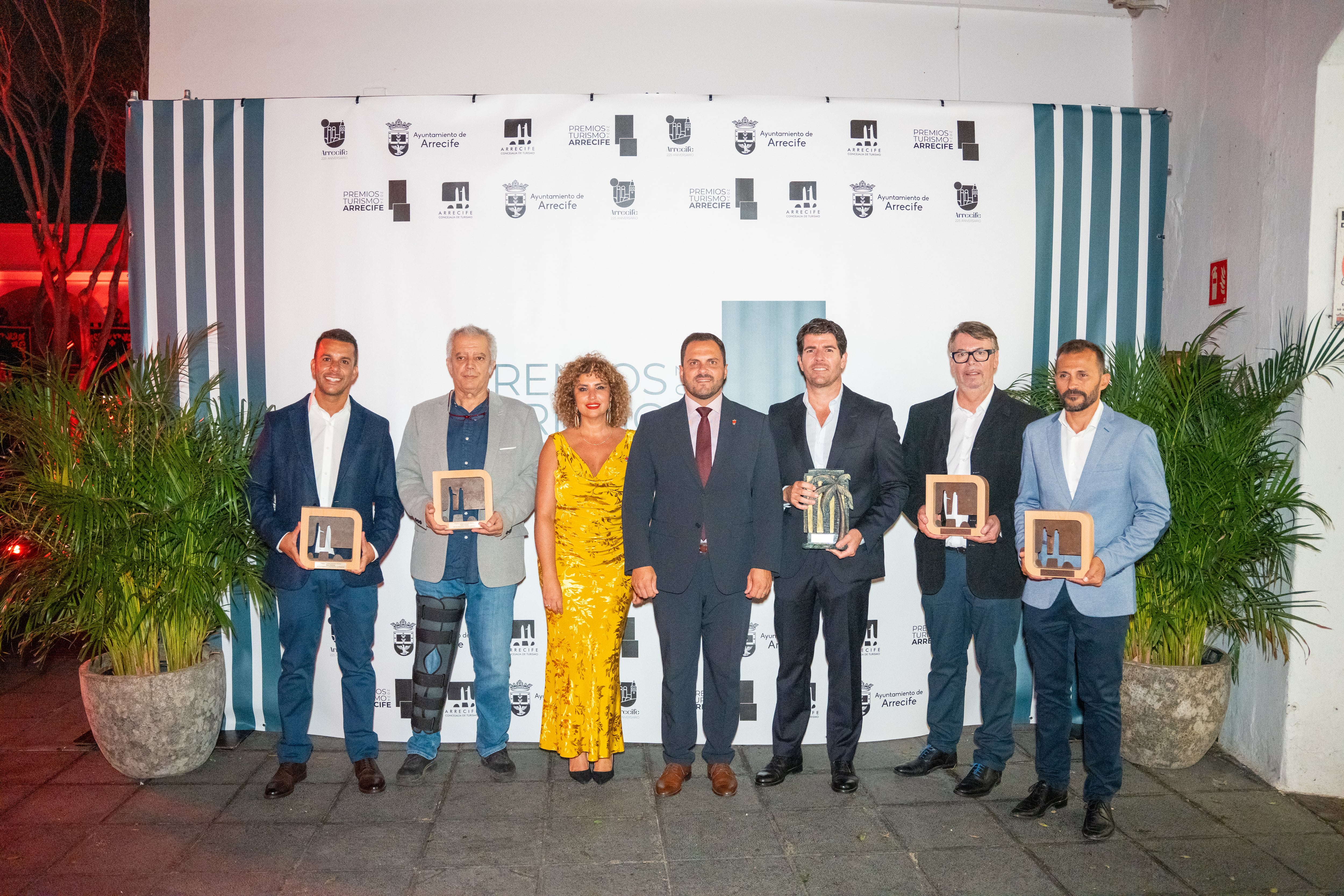 Yonathan de León, alcalde de Arrecife, y Elizabeth Merino, concejal de Turismo, junto a los galardonados con los premios &#039;Turismo 2024&#039;.