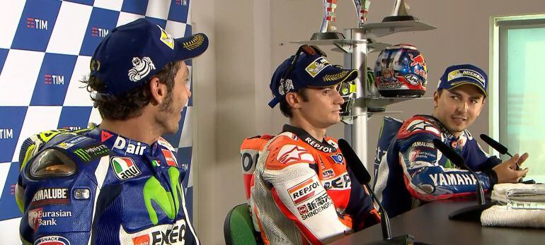 Rossi mira a Lorenzo durante su enfrentamiento