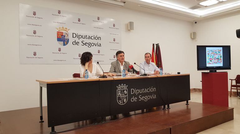 El presidente de la Diputación, Francisco Vázquez - en el centro - presentando junto a la diputada de Cultura, Sara Dueñas, y el músico Luis Hidalgo el programa &#039;Un verano de cine&#039;. 