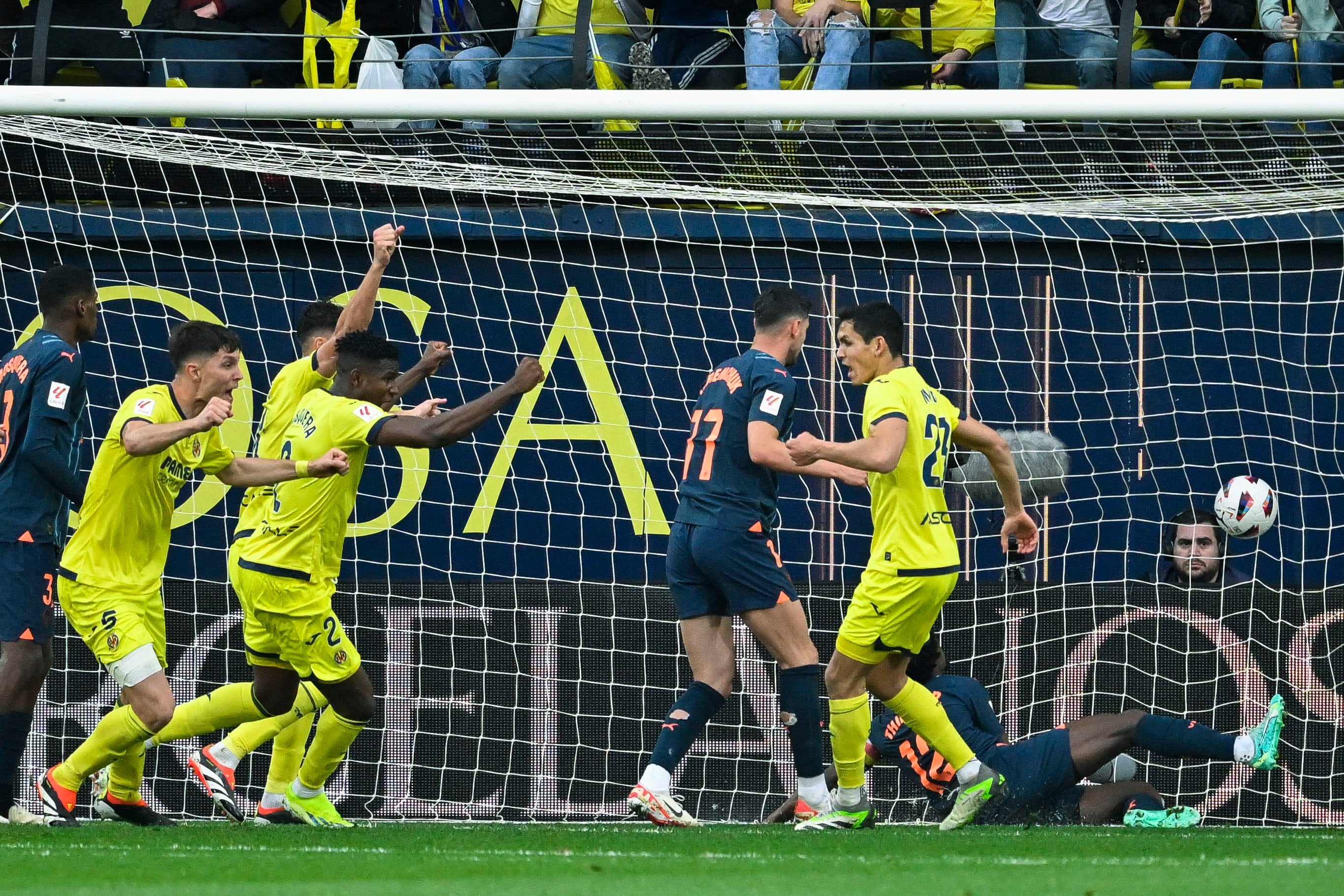 VILLARREAL (CASTELLÓN), 17/03/2024.- El defensa del Villarreal CF Jorge Cuenca (2i) celebra tras anotar el 1-0 durante el partido de LaLiga entre el Villarreal y el Valencia, este domingo en el estadio de la Cerámica. EFE/Andreu Esteban
