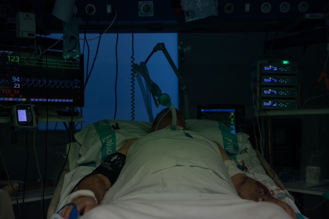 Un paciente de COVID-19 en la UCI.