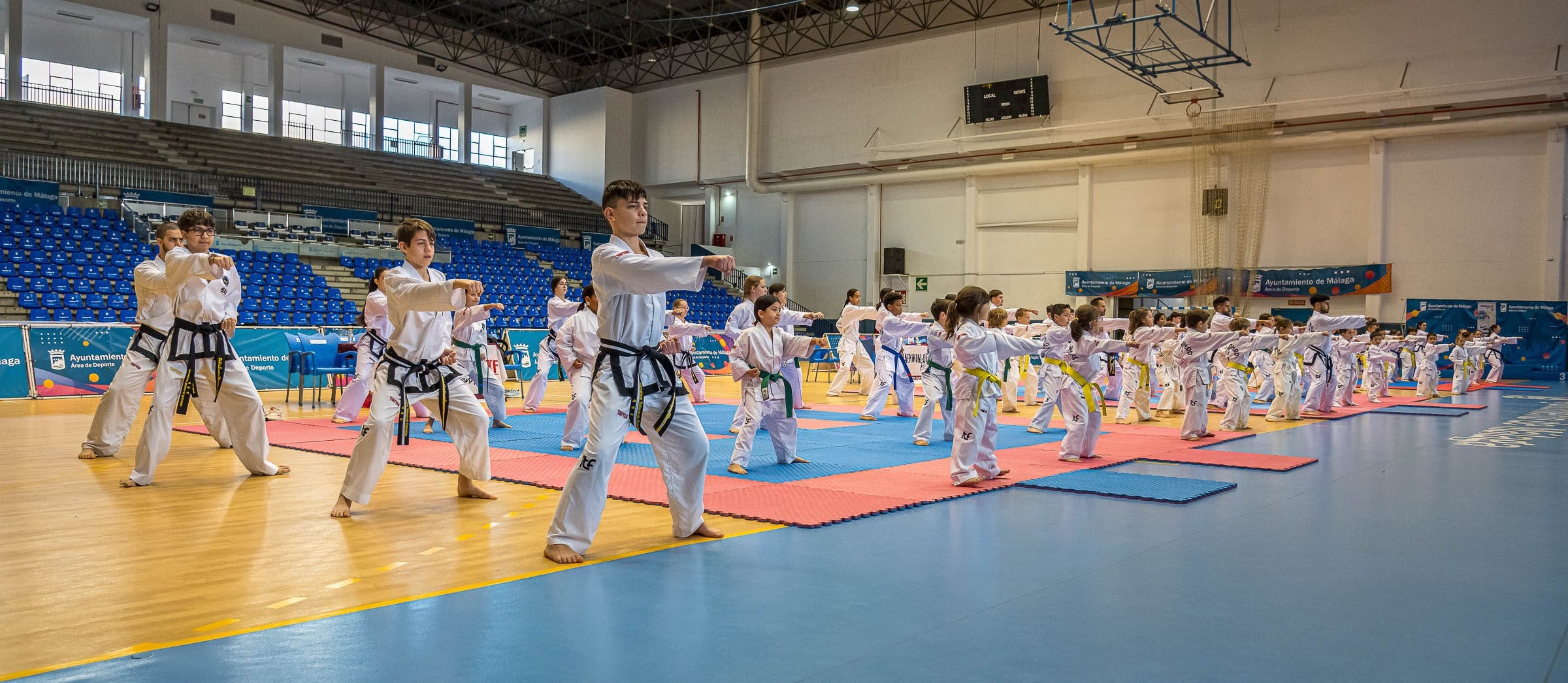 Ejercicios conjuntos en el pabellón de Ciudad Jardín