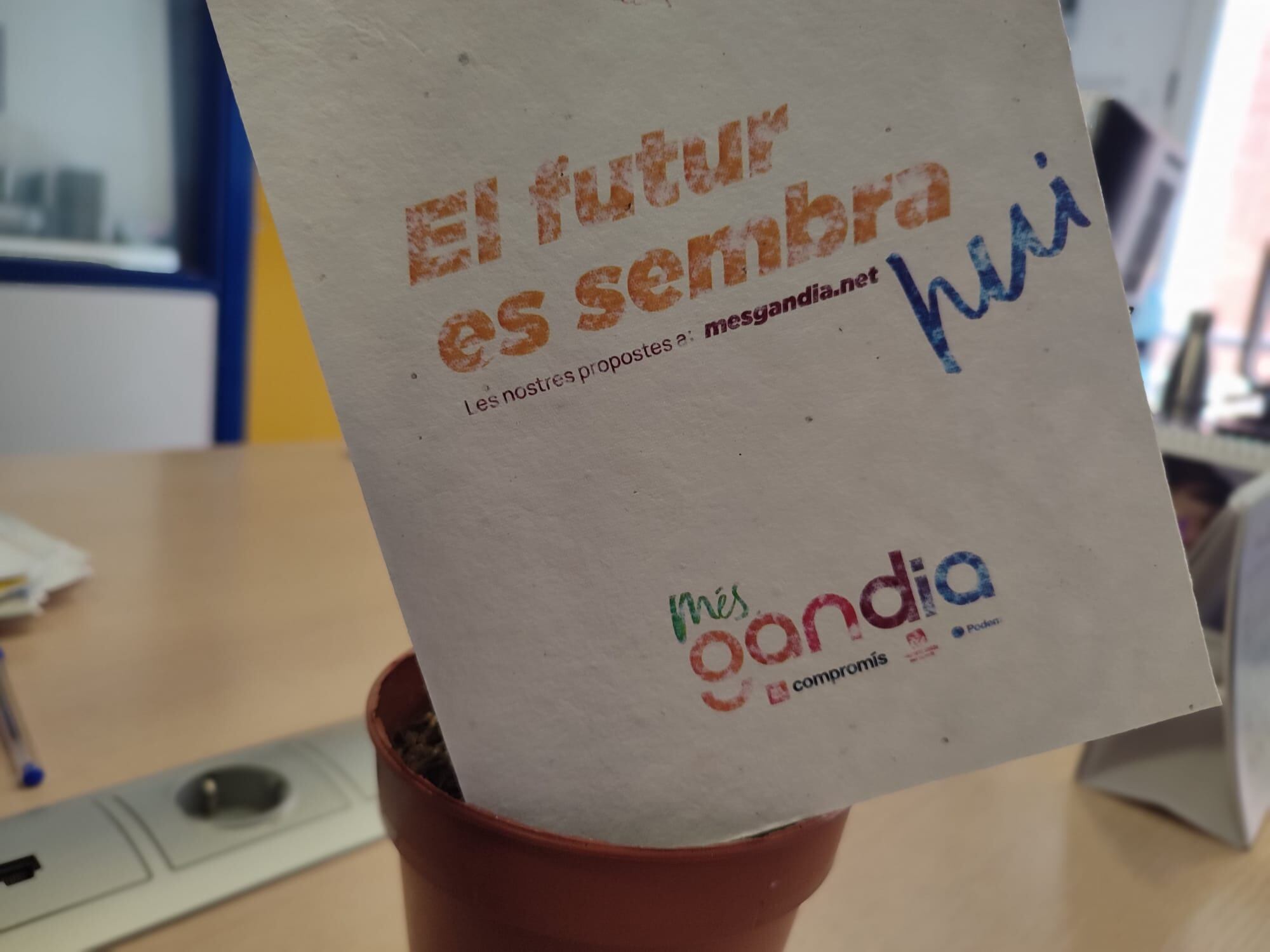 El programa electoral que Més Gandia presenta en un papel con semillas para ser plantado.