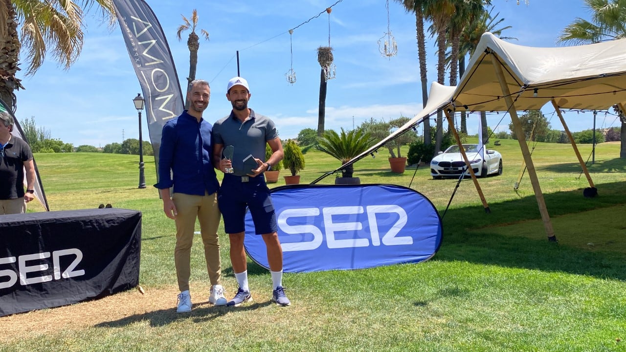 Ignacio Sáez Díaz, campeón del II Torneo Primavera Ser Extremadura, junto a Máximo Domínguez, jefe de ventas de Mandel Motor, patrocinador principal.