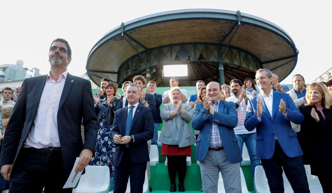 Eneko Goia, arropado por los dirigentes del PNV en un acto de la campaña electoral.