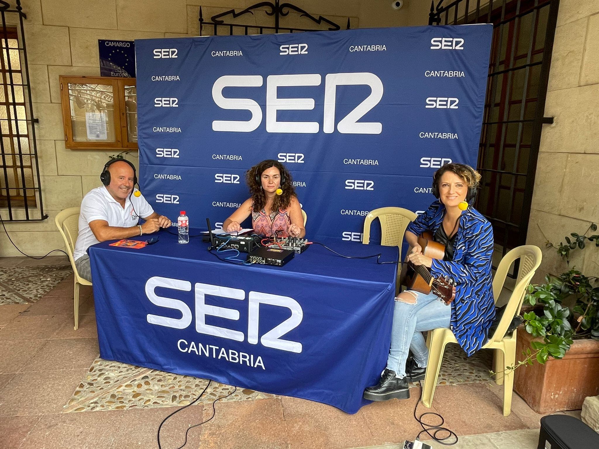 José Salmón y Vicky Gastelo junto a María Gutiérrez en un momento del programa.