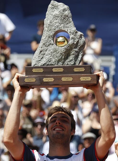 El tenista español Marcel Granollers sujeta el trofeo que ha conseguido en el Torneo de Gstaad en Suiza, de categoría ATP 250 y disputado sobre tierra batida, tras batir a Fernando Verdasco.